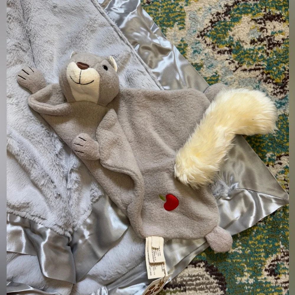 LUXURY BABY BUNDLE- baby blanket & lovey (BRAND NEW WITH TAGS) - retails $150 - Picture 3 of 14